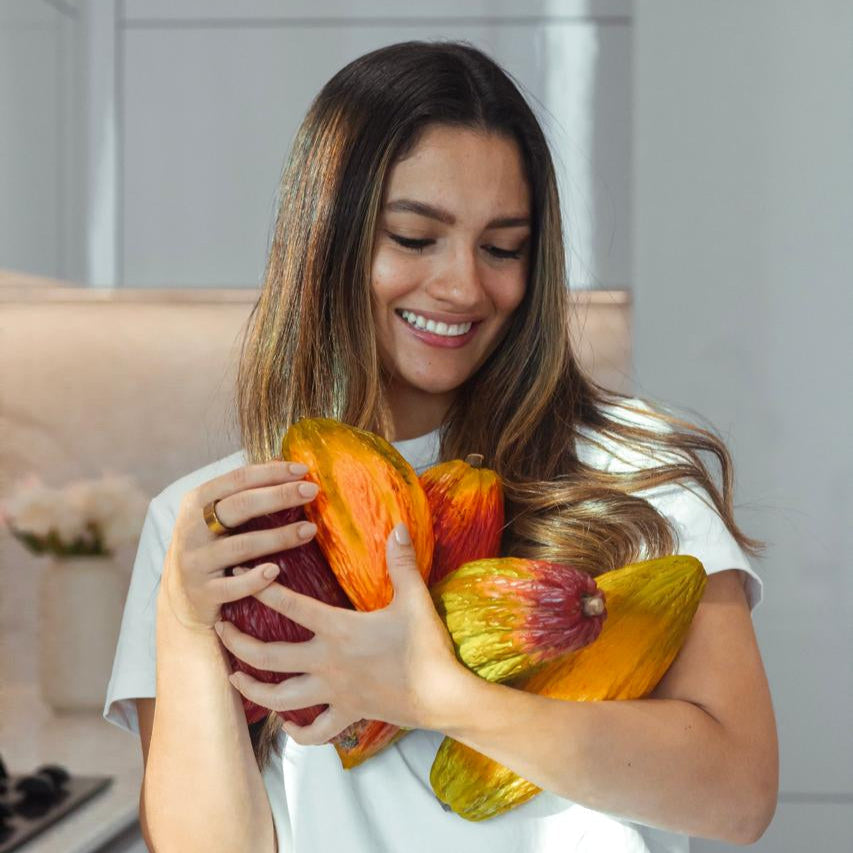 Photo of Maria Alejandra Villarreal with many cacaos in her arms